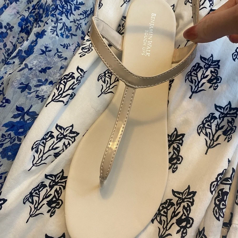 Benjamin Walk Touch Ups Nude Patent Thong Sandals - Picture 3 of 8